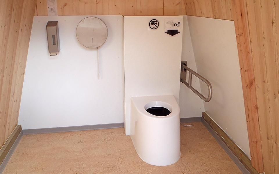 Autonom toalett vid badplats